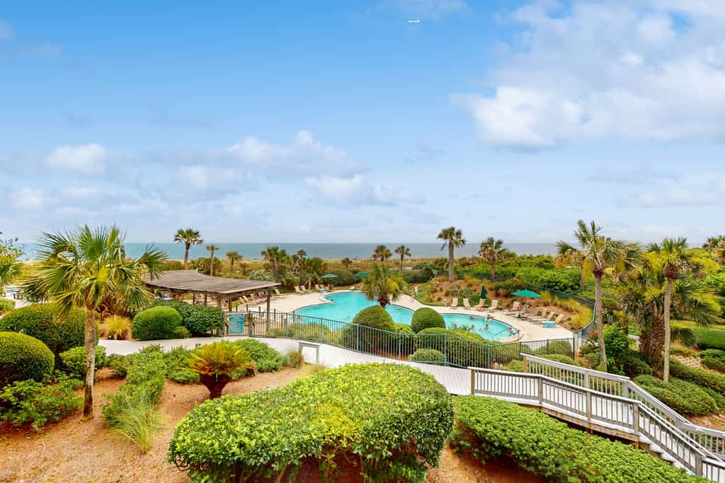 Oceanfront condo with washer/dryer, AC & heated pool
