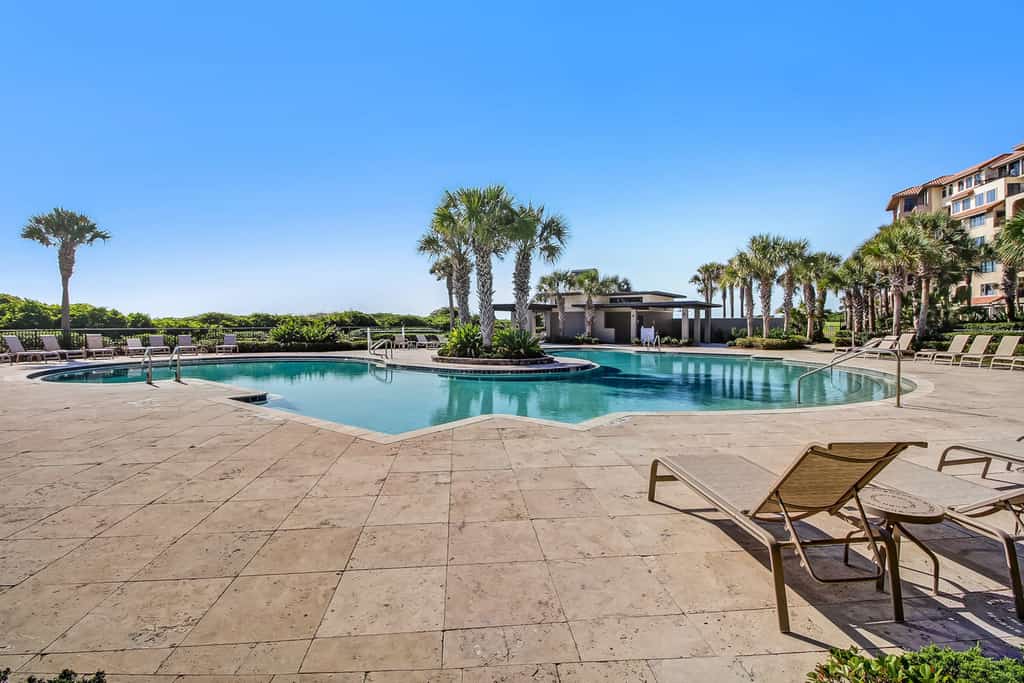 Ground-level home with pool - short walk over dunes to beach