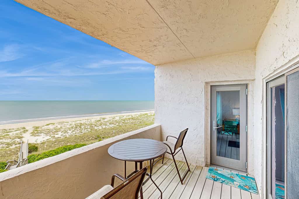 Clean & Cozy Home With Oceanfront Views, Shared Pool, Free WiFi, Central AC
