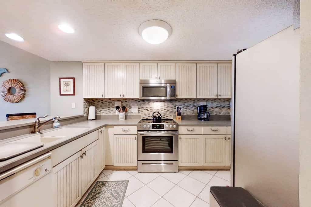 Dog-friendly condo steps to beach wth pool, AC & elevator