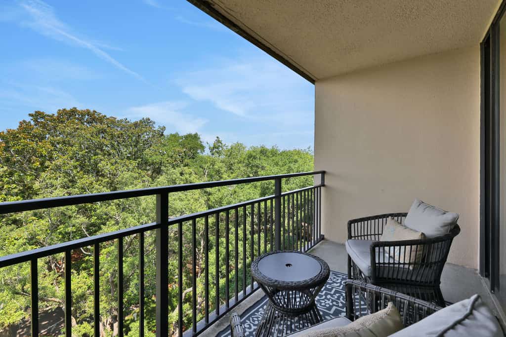 Renovated 3rd-floor condo with oceanfront balcony, AC & outdoor pool