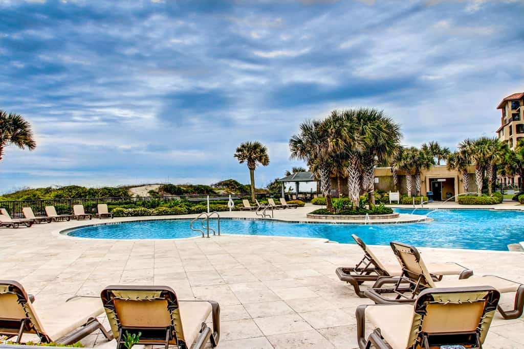 Beachfront condo with beach access, balcony, AC, pool & tennis