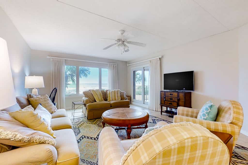 Beachfront condo with beach access, balcony, AC, pool & tennis