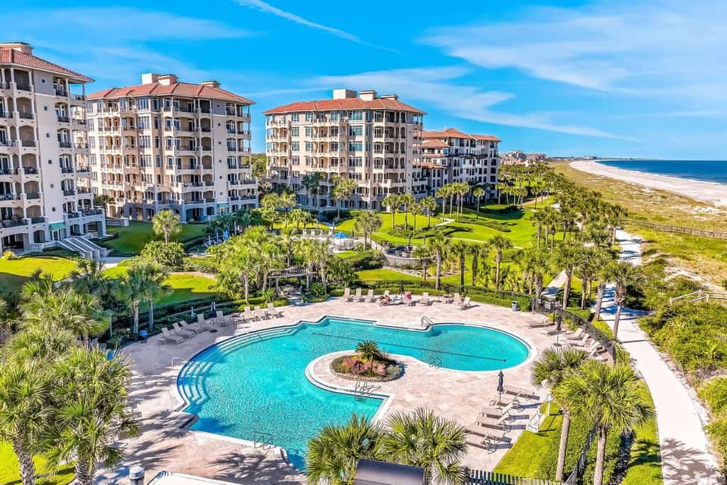 Bright & airy oceanfront condo with pool, huge balcony, washer/dryer & AC