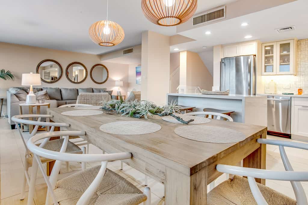 Beach condo with balcony, W/D, AC, outdoor pool & fast WiFi
