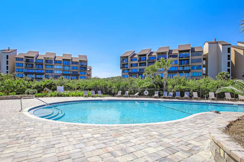 Beach condo with balcony, W/D, AC, outdoor pool & fast WiFi