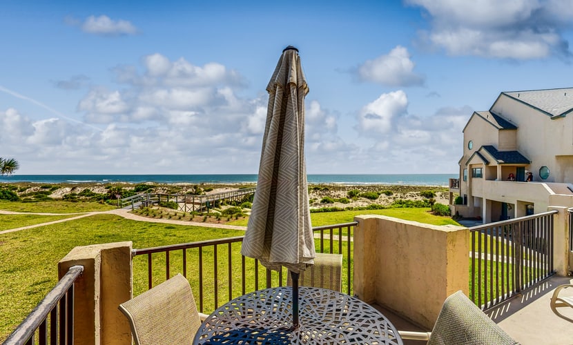 Lovely oceanfront townhouse in Summer Beach Village w/Shared Pool, Central AC