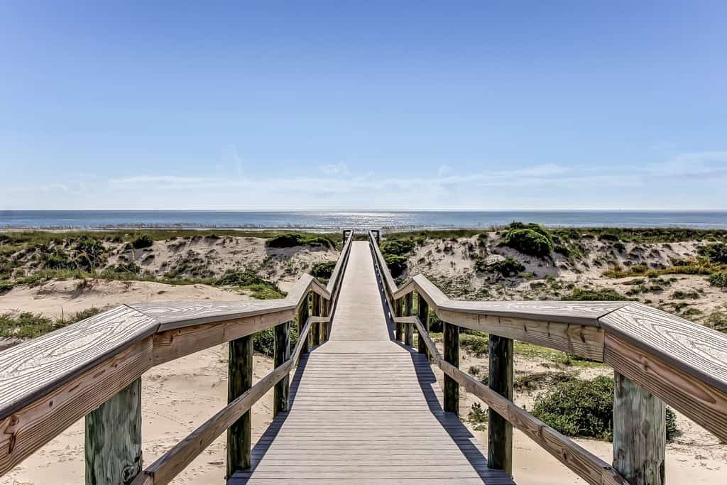 Lovely oceanfront townhouse in Summer Beach Village w/Shared Pool, Central AC