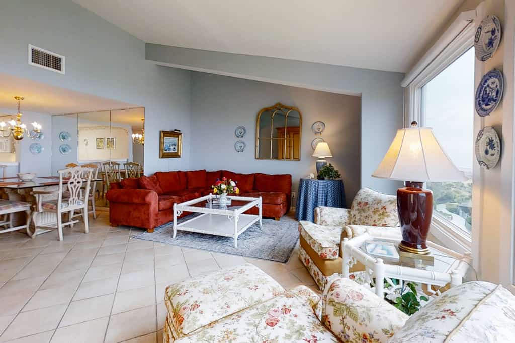 Oceanfront condo with spacious balcony, great views, AC & outdoor pool
