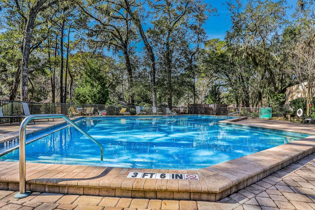 Oceanfront condo with spacious balcony, great views, AC & outdoor pool