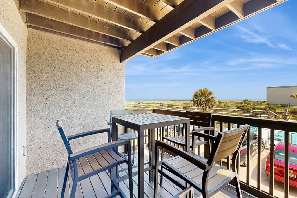 Ocean-view condo with pool, balcony, AC & W/D - walk to beach & near downtown