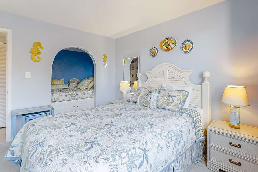 Delightful condo in gated community with ocean views, balcony, AC & pool