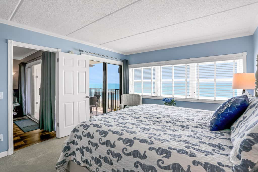 Ocean-view condo with a scenic balcony & W/D - pool and beach access