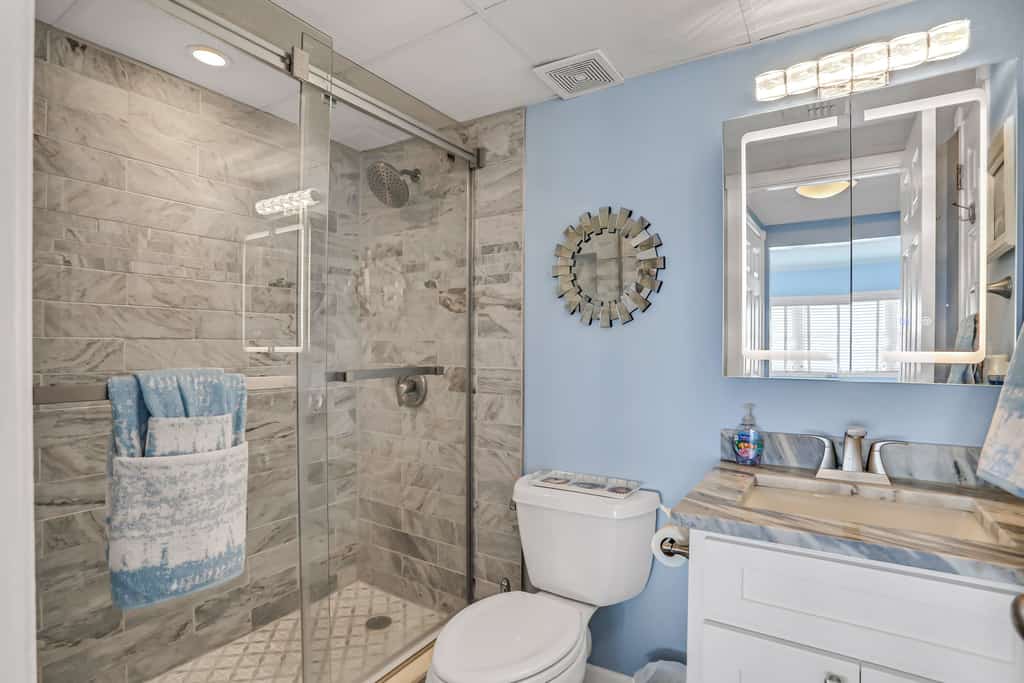 Ocean-view condo with a scenic balcony & W/D - pool and beach access