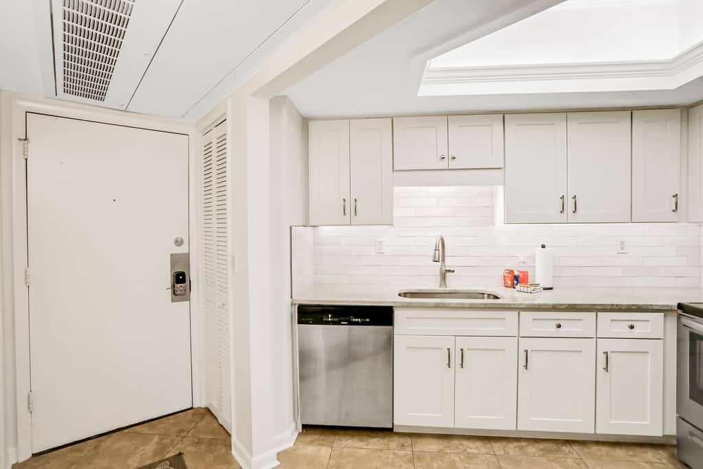 Beautiful Condo with Gorgeous Ocean Views from Balcony + Shared Pool & Free WiFi