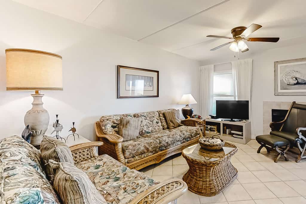 Bright & sunny oceanfront getaway with central AC & pool