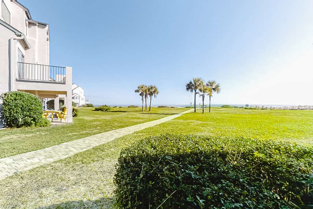 Bright & sunny oceanfront getaway with central AC & pool
