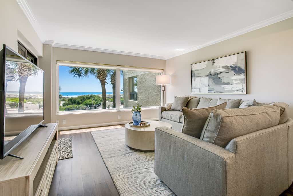 Completely renovated oceanfront condo w/washer/dryer & shared pool/tennis