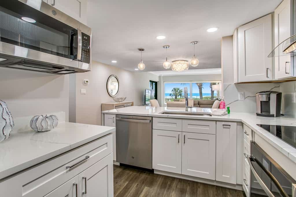 Completely renovated oceanfront condo w/washer/dryer & shared pool/tennis