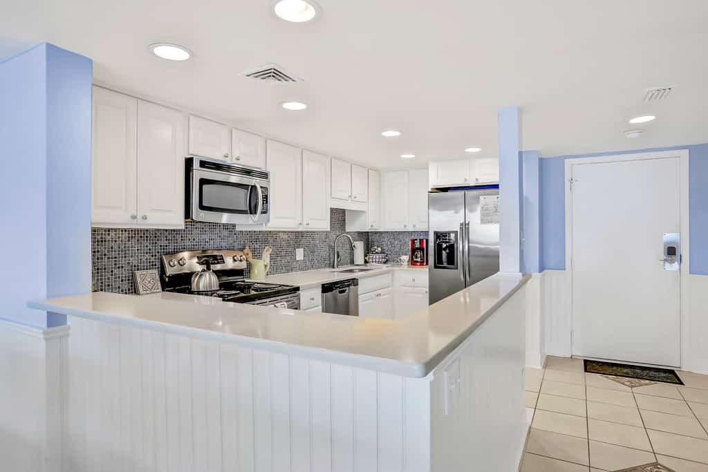 Oceanfront condo with balcony, AC, views & outdoor pool - dog-friendly