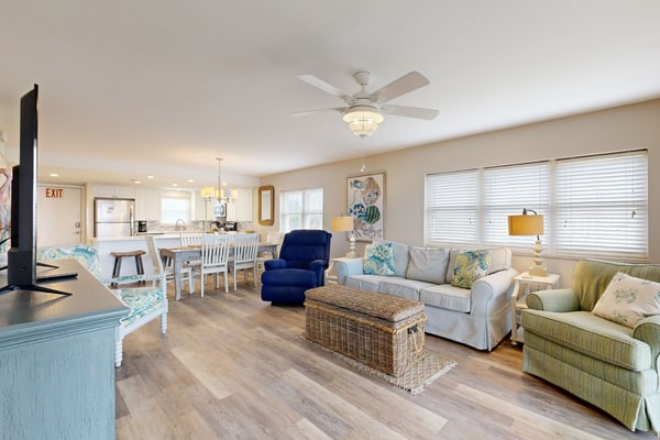 Oceanfront corner condo with sunrise-view balcony, pool & 1-minute walk to beach