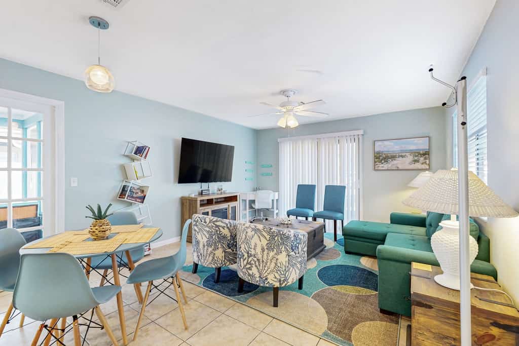 Centrally located dog-friendly home with beach gear & patio - snowbird-friendly