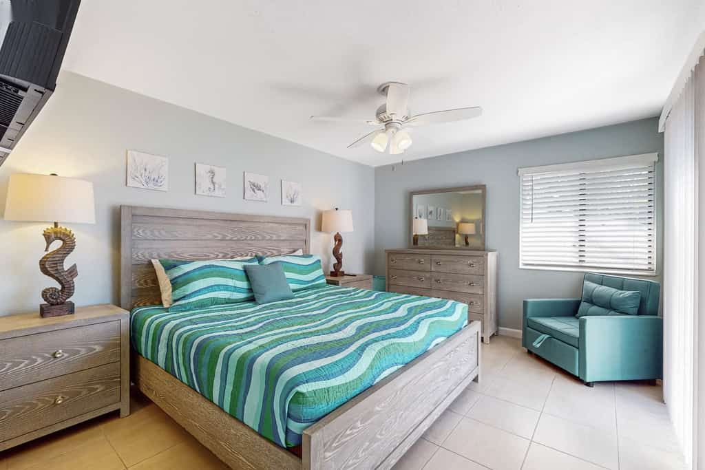 Centrally located dog-friendly home with beach gear & patio - snowbird-friendly