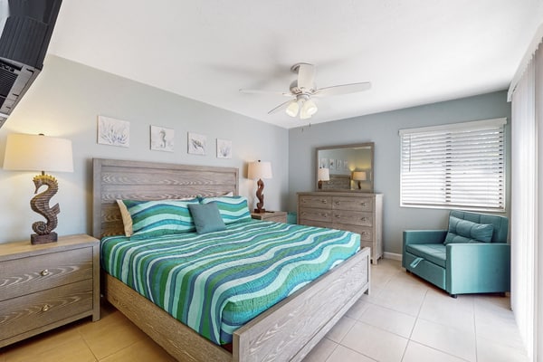 Centrally located dog-friendly home with beach gear & patio - snowbird-friendly