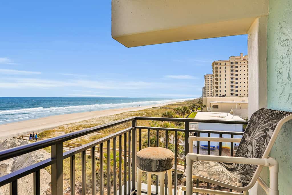 Oceanfront condo with pool, amazing view, balcony & beach access
