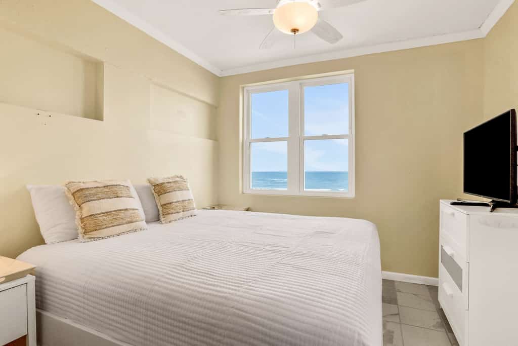 Oceanfront condo with pool, amazing view, balcony & beach access