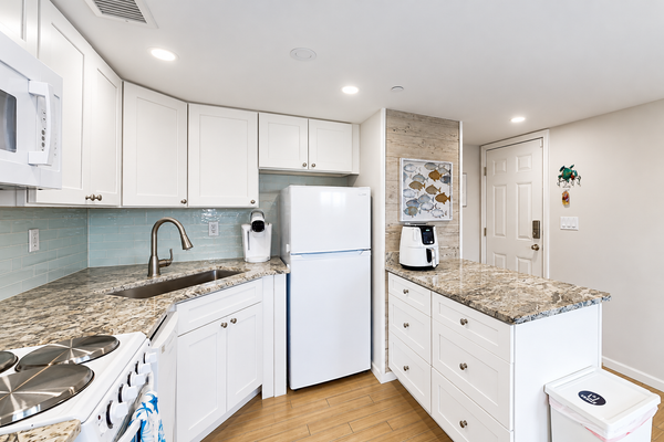 Modern condo ocean views, pool, & beach access