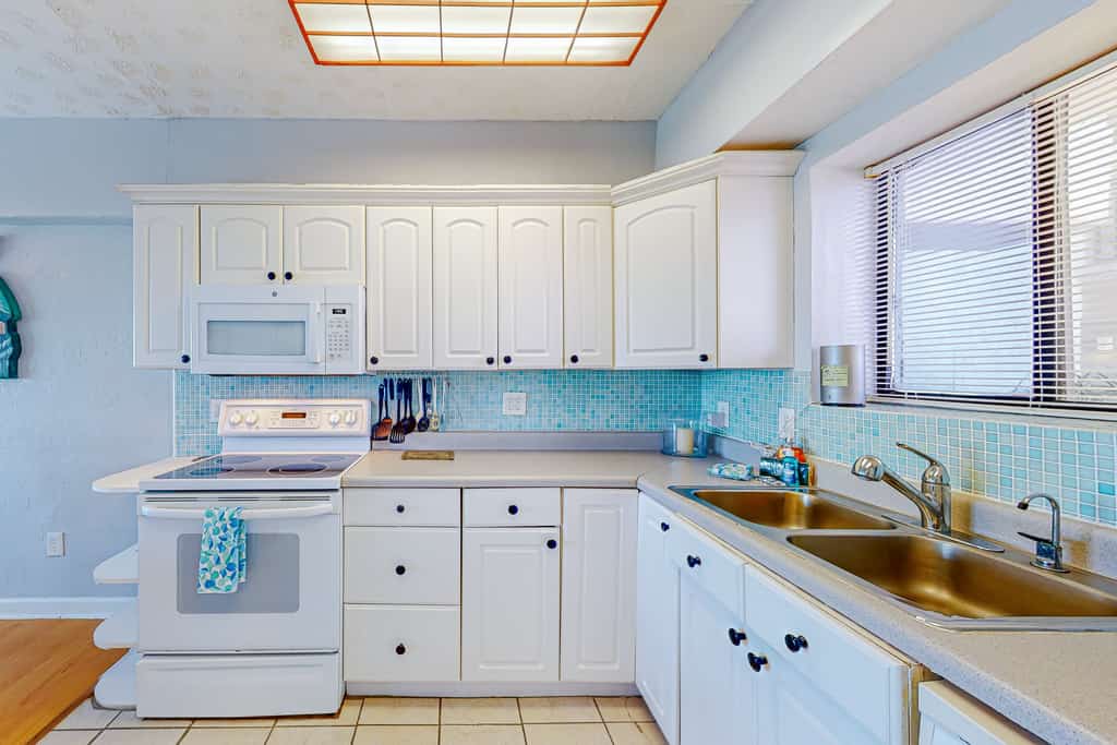 Oceanview condo with pool, beach access, jetted tub, W/D, & AC