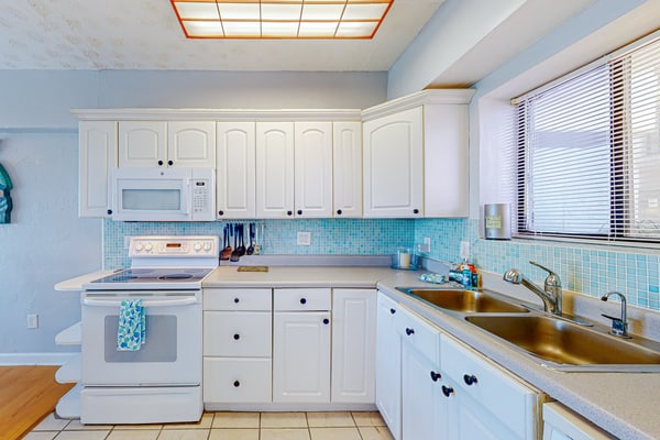 Oceanview condo with pool, beach access, jetted tub, W/D, & AC