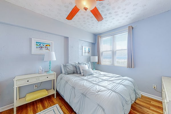 Oceanview condo with pool, beach access, jetted tub, W/D, & AC