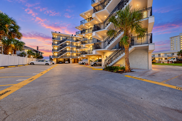 Oceanview condo with pool, beach access, jetted tub, W/D, & AC