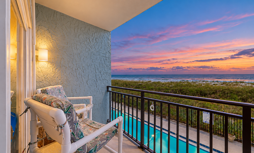 Oceanview condo with pool, beach access, jetted tub, W/D, & AC