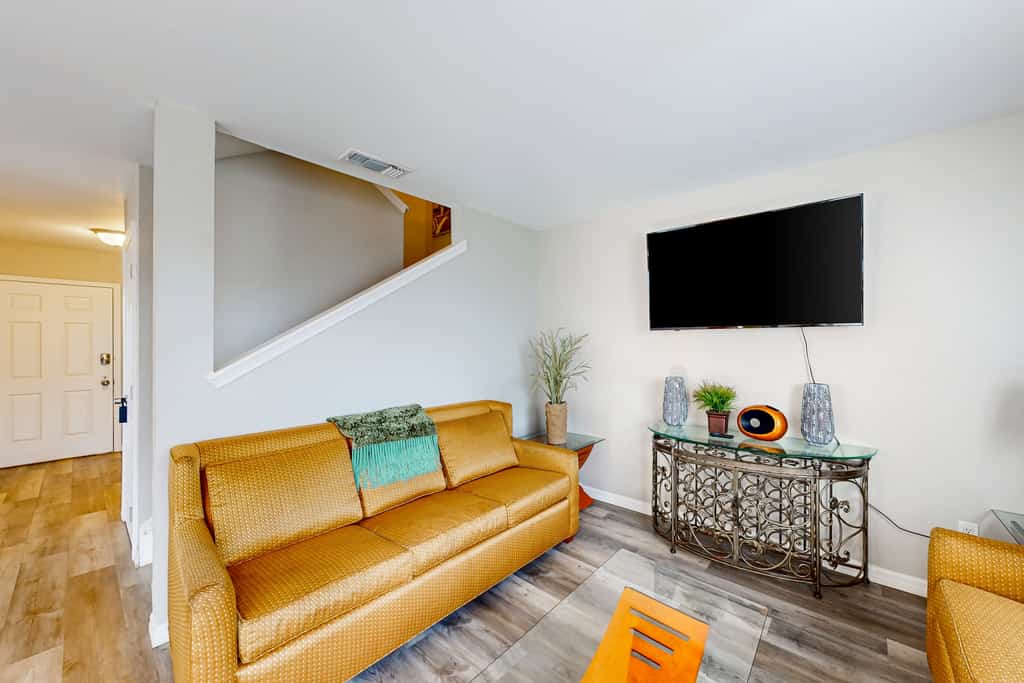 Cozy Spacious Home with Private Backyard and Patio, near shopping