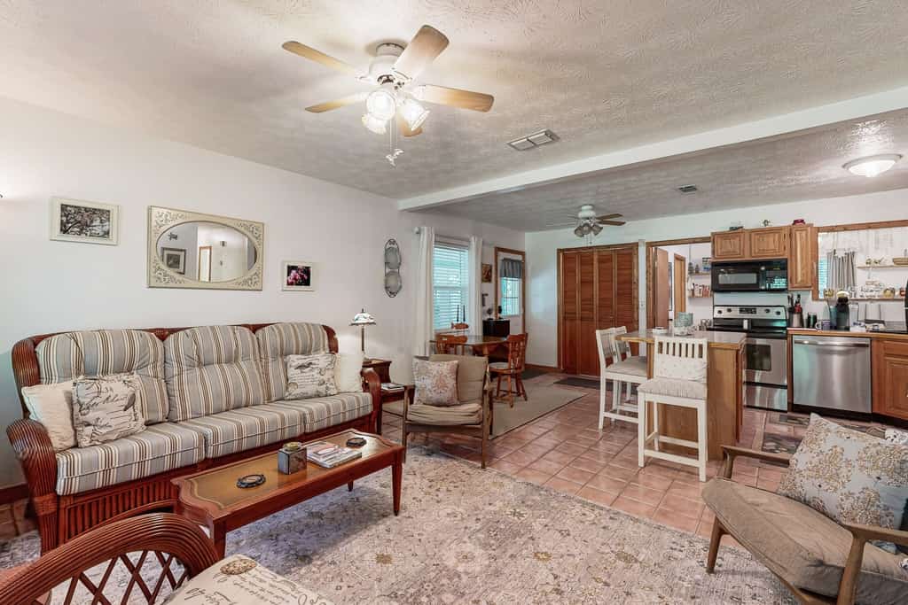 Cozy cottage near the beach with internet,  AC, Washer/Dryer