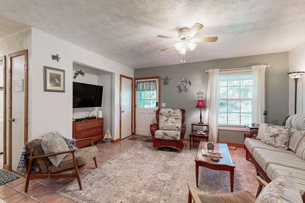 Cozy cottage near the beach with internet,  AC, Washer/Dryer