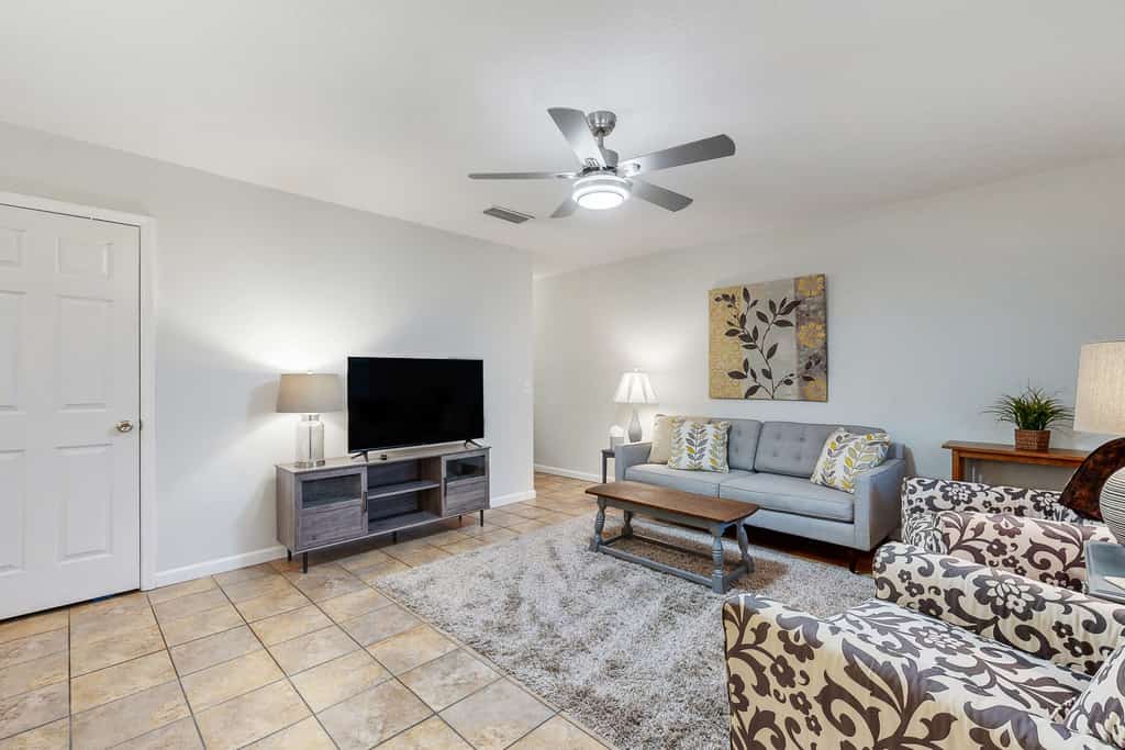 Breezy bungalow near beach/golf with private patio & updated interior