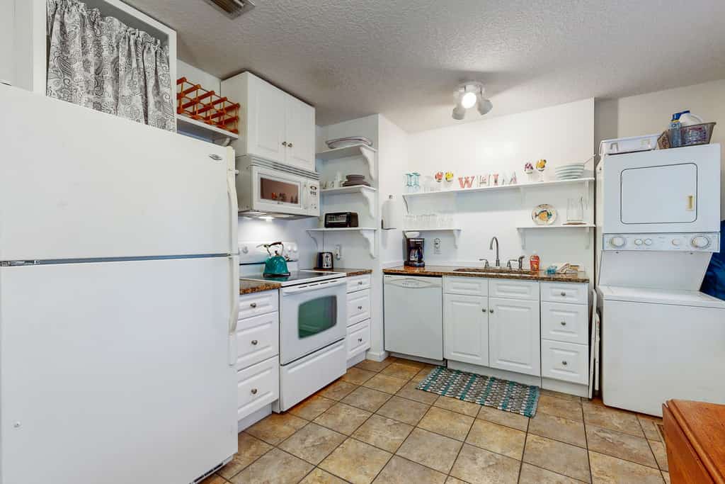 Breezy bungalow near beach/golf with private patio & updated interior