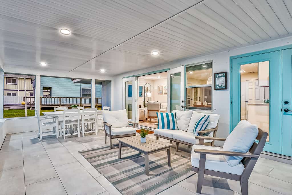 Beachfront home w/ private lanai and deck - walk to the beach