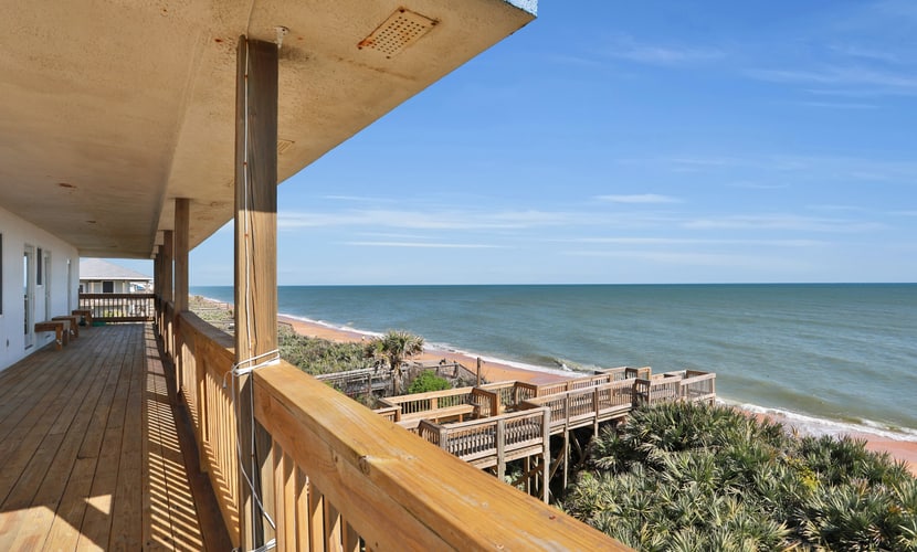 Immaculate, modern stay steps to beach with amazing ocean views