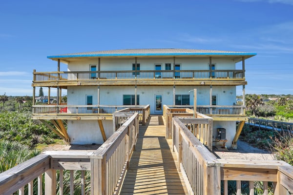 Immaculate, modern stay steps to beach with amazing ocean views