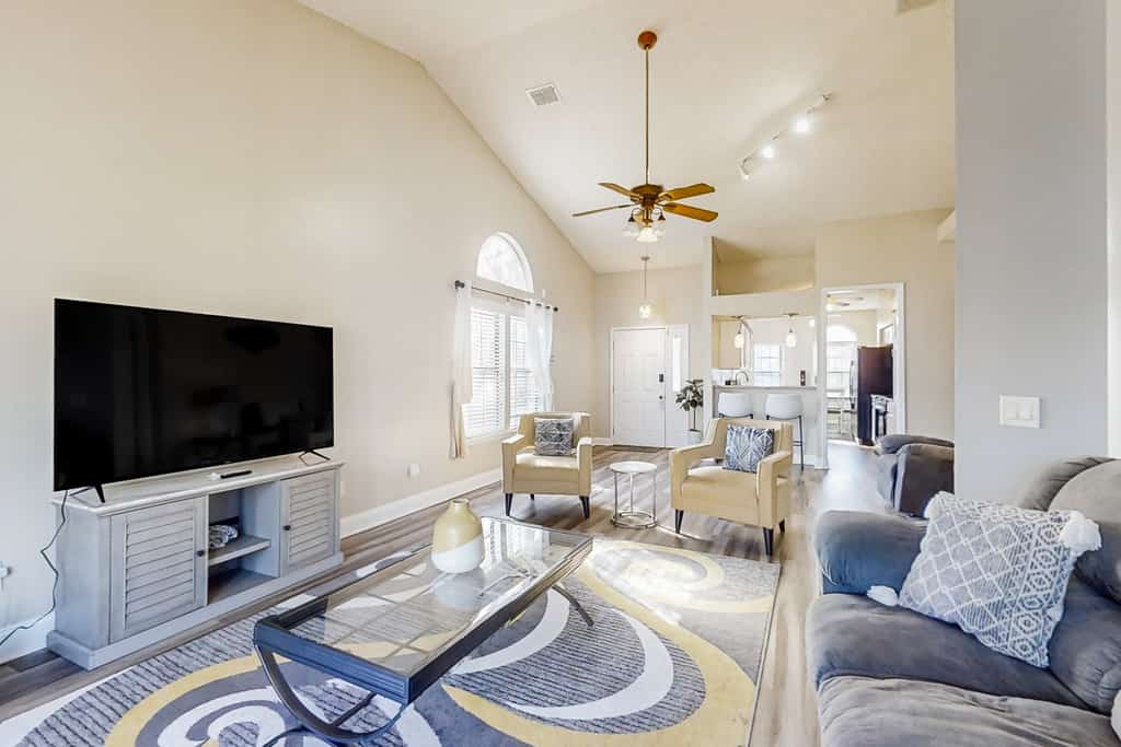 Spacious and quiet home with private patio & enclosed yard