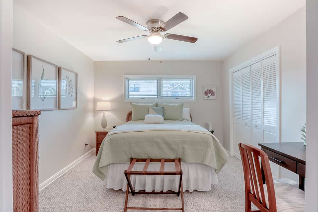 Beachside snowbird escape with fenced yard & washer/dryer - walk to beach access