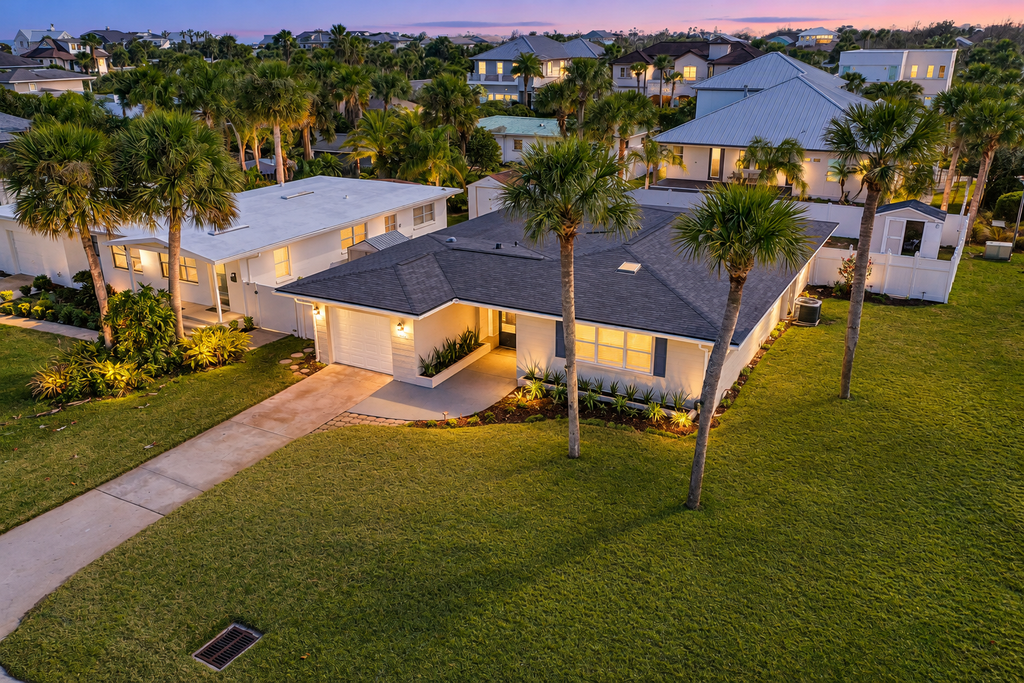 Beachside snowbird escape with fenced yard & washer/dryer - walk to beach access