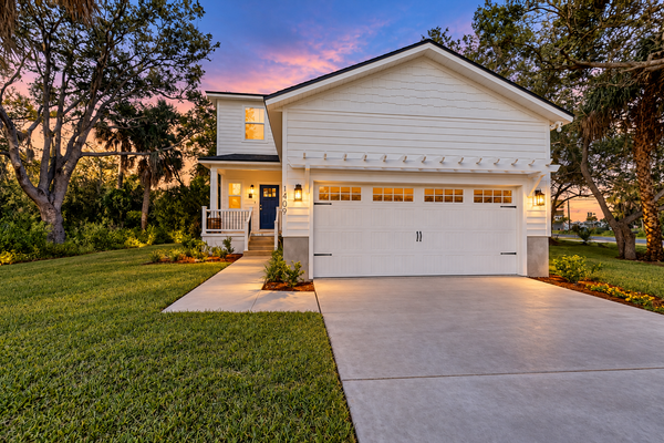 Newly-built 2-story home near the ocean with patio, washer/dryer, streaming