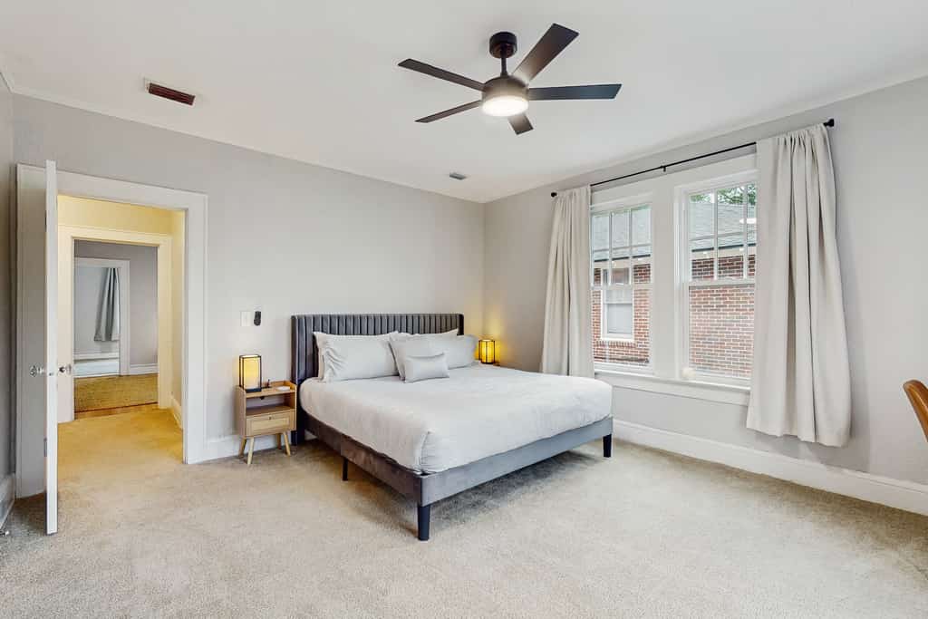 Spacious duplex with private balcony, washer & dryer, and WiFI