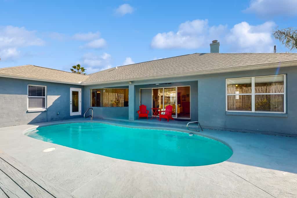 Cheerful home with private pool close to the beach & downtown